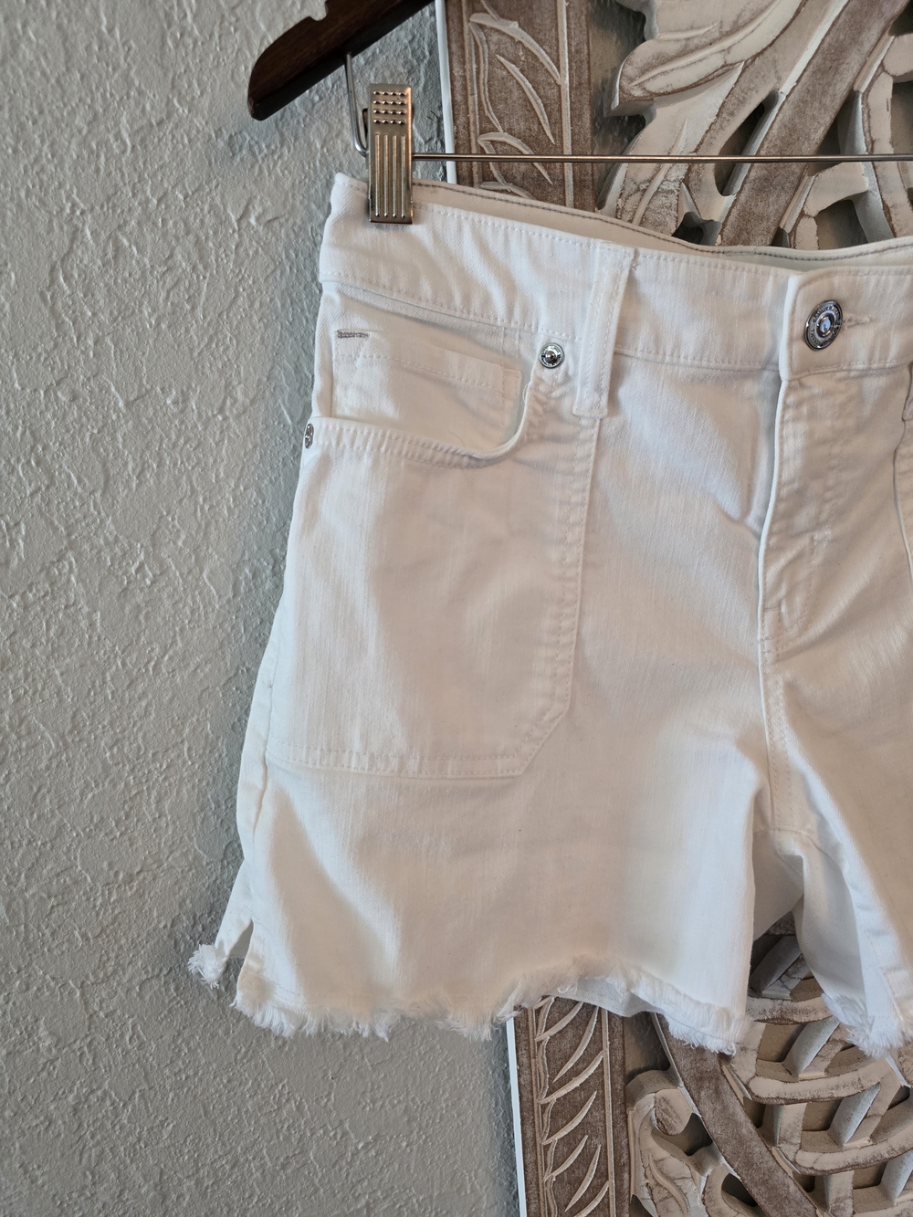 Tommy Bahama Women's Ella Twill Denim White Stretch Shorts 6 Frayed Hem - Picture 3 of 9